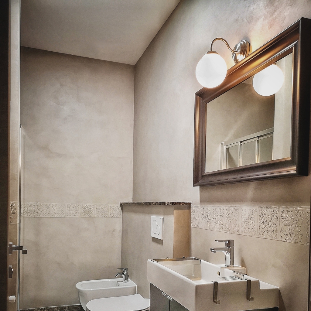 PLASM. SIMONE ARGIOLAS Decorazione bagno pareti Microloggia